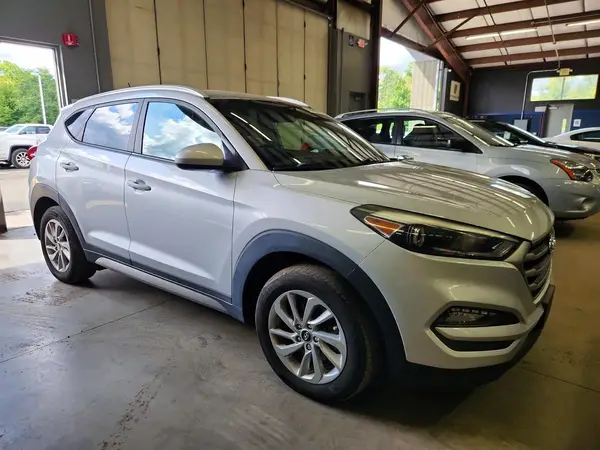 KM8J3CA44HU300395 — 2017 Hyundai Tucson, фото 4 с аукциона Copart 01.10.2026, Мелкие вмятины и царапины