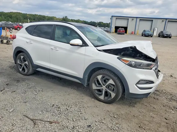 KM8J33A28JU740821 — 2018 Hyundai Tucson, фото 4 с аукциона Copart, Передняя часть