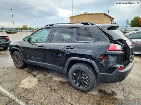 1C4PJMMB5PD108258 — 2023 Jeep Cherokee, фото 2 с аукциона Copart, Задняя часть
