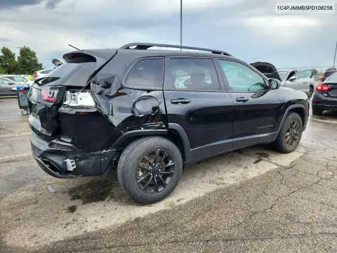 1C4PJMMB5PD108258 — 2023 Jeep Cherokee, фото 3 с аукциона Copart, Задняя часть