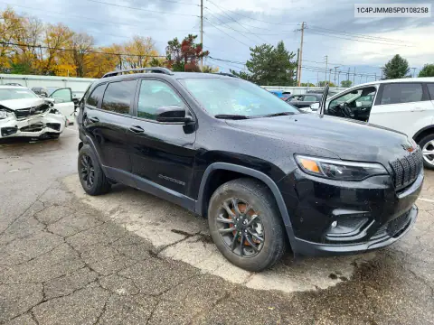 1C4PJMMB5PD108258 — 2023 Jeep Cherokee, фото 4 с аукциона Copart, Задняя часть