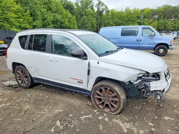 1C4NJDBB4GD725693 — 2016 Jeep Compass, фото 4 с аукциона Copart, Передняя часть