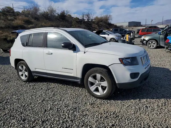 1C4NJDBB8GD696635 — 2016 Jeep Compass, фото 4 с аукциона Copart, Передняя часть