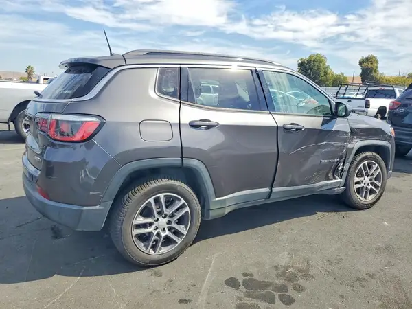 3C4NJCBB2HT658176 — 2017 Jeep Compass, фото 3 с аукциона Copart, Передняя часть