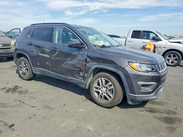 3C4NJCBB2HT658176 — 2017 Jeep Compass, фото 4 с аукциона Copart, Передняя часть