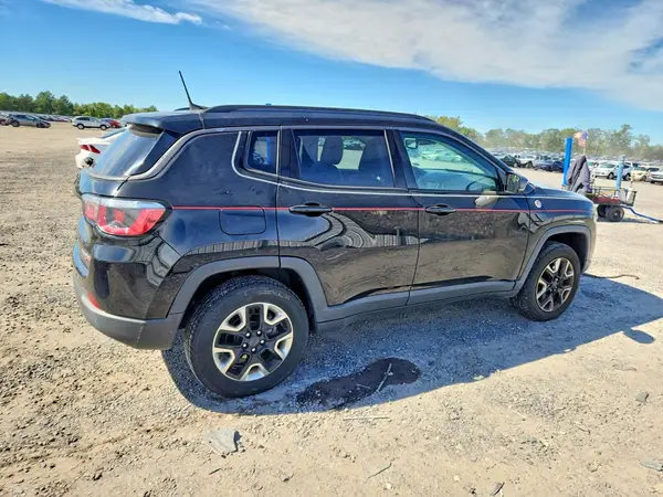 3C4NJDDB8HT647122 — 2017 Jeep Compass, фото 3 с аукциона Copart, Передняя часть