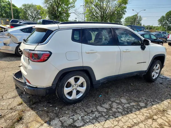 3C4NJDBB6JT281752 — 2018 Jeep Compass, фото 3 с аукциона Copart 29.09.2026, Боковая часть