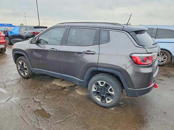 3C4NJDDB8JT417165 — 2018 Jeep Compass, фото 2 с аукциона Copart, Передняя часть