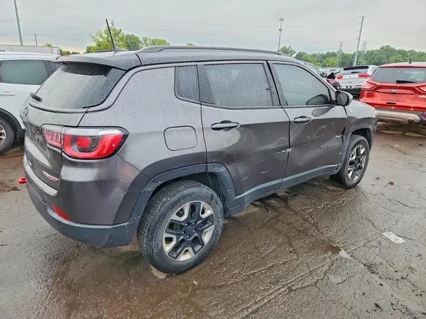 3C4NJDDB8JT417165 — 2018 Jeep Compass, фото 3 с аукциона Copart, Передняя часть