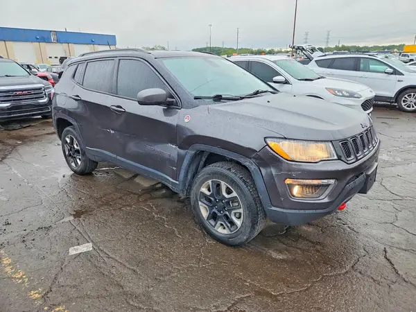 3C4NJDDB8JT417165 — 2018 Jeep Compass, фото 4 с аукциона Copart, Передняя часть