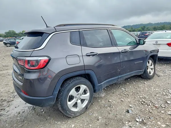 3C4NJDBB8JT355592 — 2018 Jeep Compass, фото 3 с аукциона Copart, Передняя часть