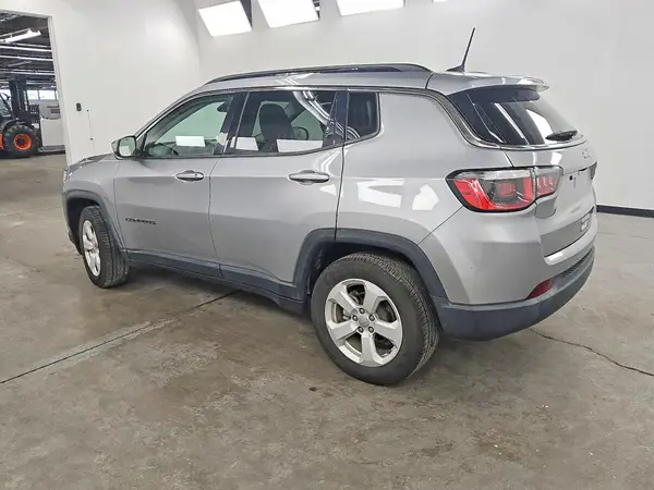 3C4NJCBB5JT193902 — 2018 Jeep Compass, фото 2 с аукциона Copart 12.10.2026, Мелкие вмятины и царапины