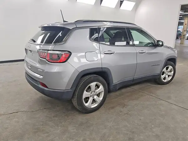 3C4NJCBB5JT193902 — 2018 Jeep Compass, фото 3 с аукциона Copart 12.10.2026, Мелкие вмятины и царапины