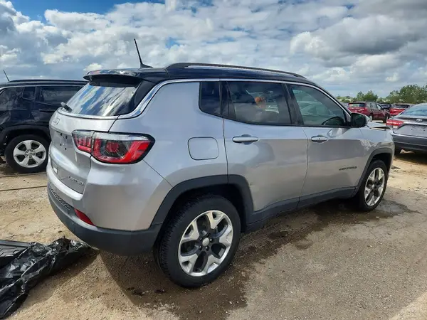 3C4NJDCB5JT437018 — 2018 Jeep Compass, фото 3 с аукциона Copart, Передняя часть