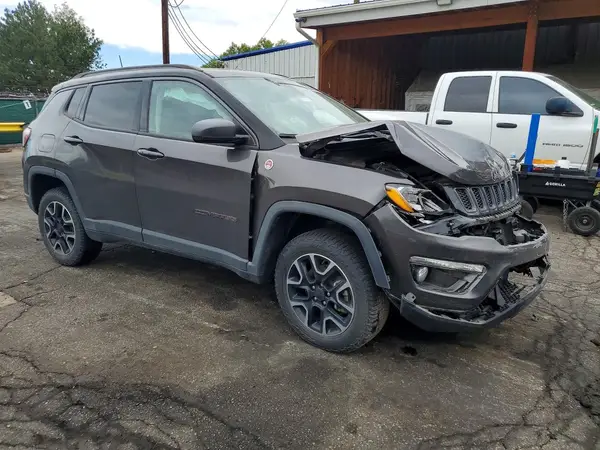 3C4NJDDB8KT617917 — 2019 Jeep Compass, фото 4 с аукциона Copart, Передняя часть
