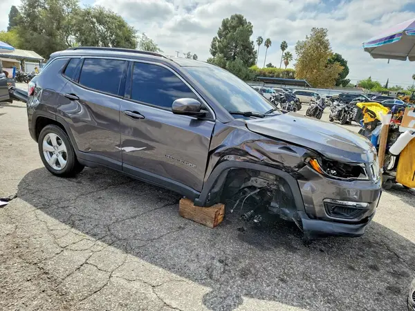 3C4NJCBB4KT750445 — 2019 Jeep Compass, фото 4 с аукциона Copart, Передняя часть