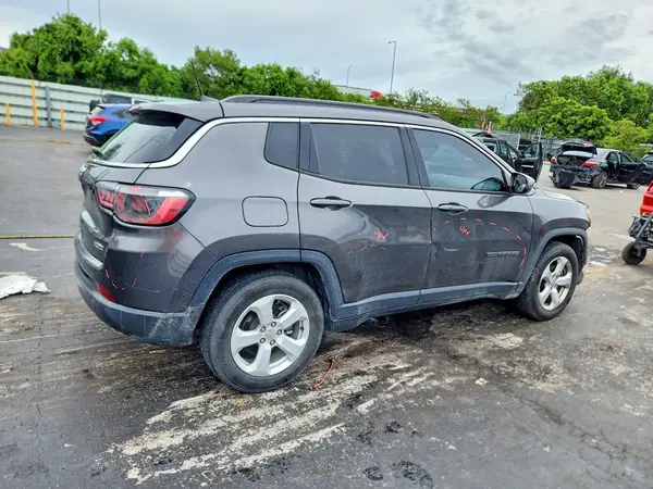 3C4NJCBB7KT646564 — 2019 Jeep Compass, фото 3 с аукциона Copart, Передняя часть