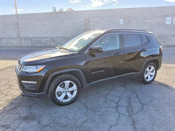 3C4NJCBB1MT592097 Jeep Compass 2021 — повреждение Мелкие вмятины и царапины, фото до ремонта