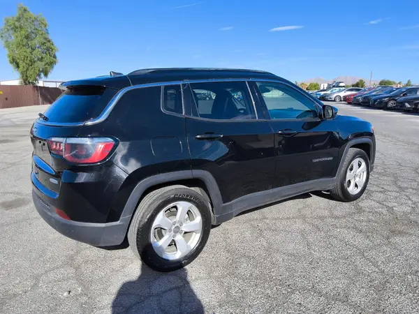 3C4NJCBB1MT592097 — 2021 Jeep Compass, фото 3 с аукциона Copart 01.10.2026, Мелкие вмятины и царапины