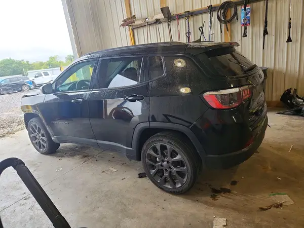 3C4NJDEB7MT601645 — 2021 Jeep Compass, фото 2 с аукциона Copart, Передняя часть