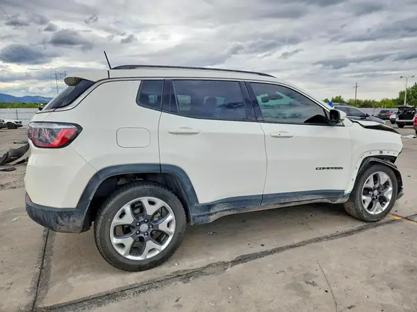 3C4NJDCB1MT567852 — 2021 Jeep Compass, фото 3 с аукциона Copart, Передняя часть