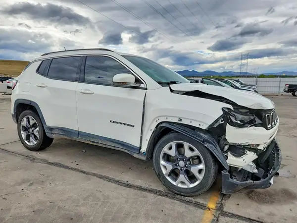 3C4NJDCB1MT567852 — 2021 Jeep Compass, фото 4 с аукциона Copart, Передняя часть