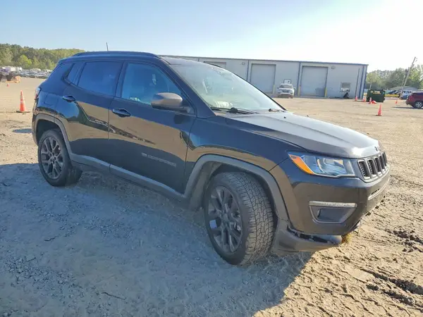 3C4NJDEB0MT596515 — 2021 Jeep Compass, фото 4 с аукциона Copart, Передняя часть