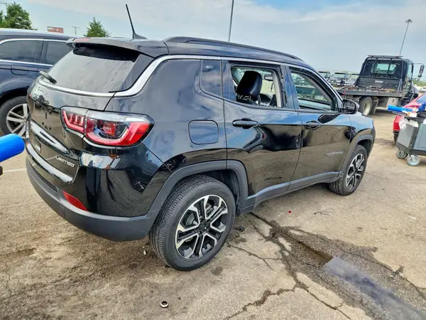 3C4NJDCB0NT193395 — 2022 Jeep Compass, фото 3 с аукциона Copart, Вандализм