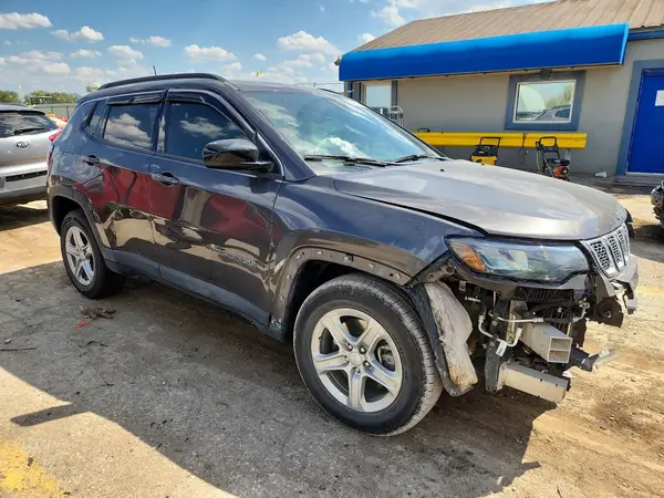 3C4NJDBN5PT563707 — 2023 Jeep Compass, фото 4 с аукциона Copart, Передняя часть
