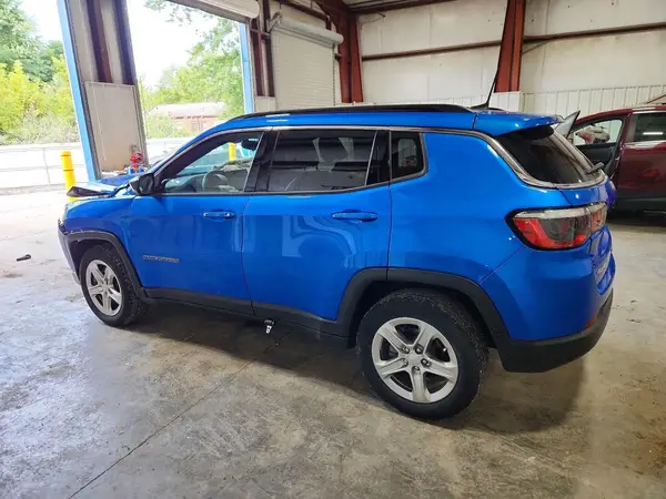 3C4NJDBN3PT538448 — 2023 Jeep Compass, фото 2 с аукциона Copart, Передняя часть