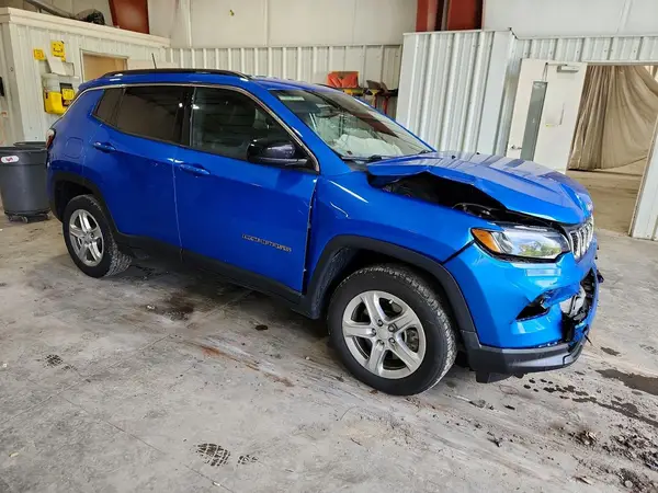 3C4NJDBN3PT538448 — 2023 Jeep Compass, фото 4 с аукциона Copart, Передняя часть