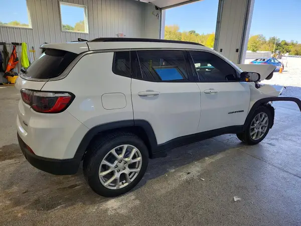 3C4NJDFN9PT533393 — 2023 Jeep Compass, фото 3 с аукциона Copart, Передняя часть