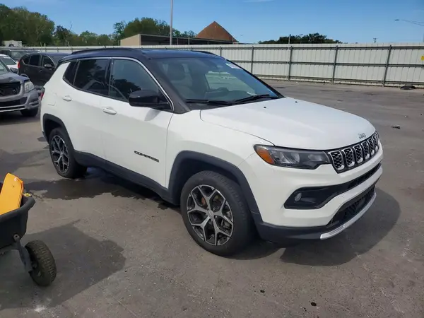 3C4NJDCN9RT126763 — 2024 Jeep Compass, фото 4 с аукциона Copart, Подтопление