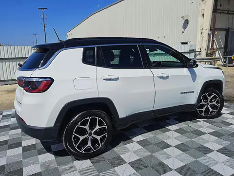 3C4NJDCN3ST510818 — 2025 Jeep Compass, фото 3 с аукциона Copart 25.09.2026, Передняя часть