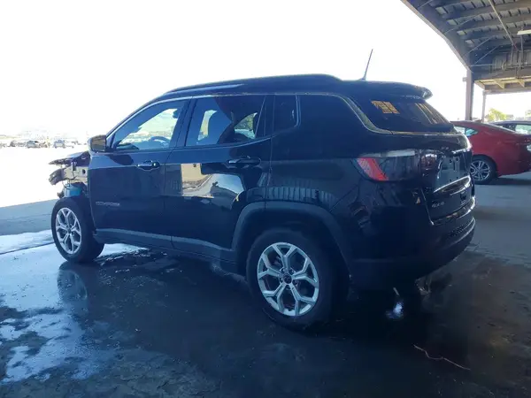 3C4NJDBN9ST620371 — 2025 Jeep Compass, фото 2 с аукциона Copart 28.09.2026, Передняя часть