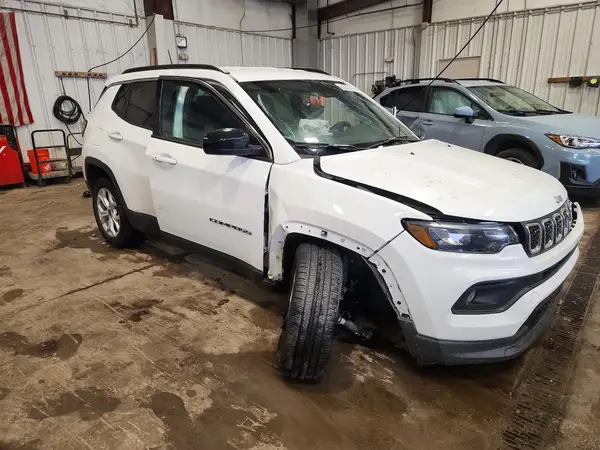 3C4NJDBN5ST515536 — 2025 Jeep Compass, фото 4 с аукциона Copart 28.09.2026, Боковая часть