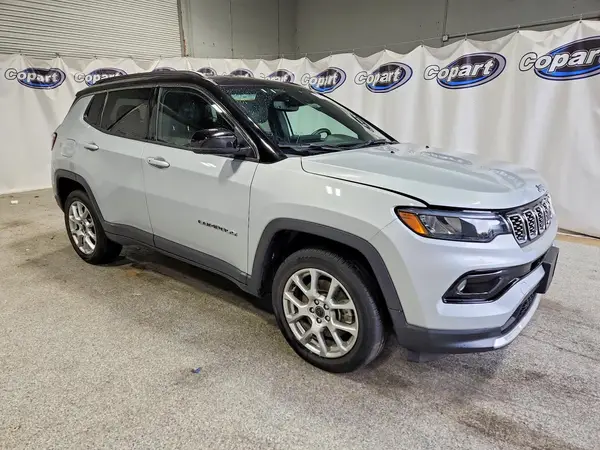 3C4NJDCNXST508399 — 2025 Jeep Compass, фото 4 с аукциона Copart, Передняя часть