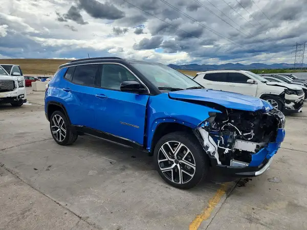 3C4NJDCN3ST554057 — 2025 Jeep Compass, фото 4 с аукциона Copart, Передняя часть