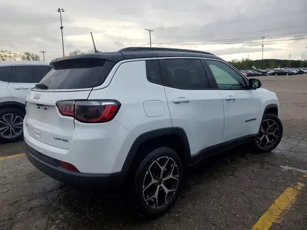 3C4NJDCN3ST552292 — 2025 Jeep Compass, фото 3 с аукциона Copart, Передняя часть