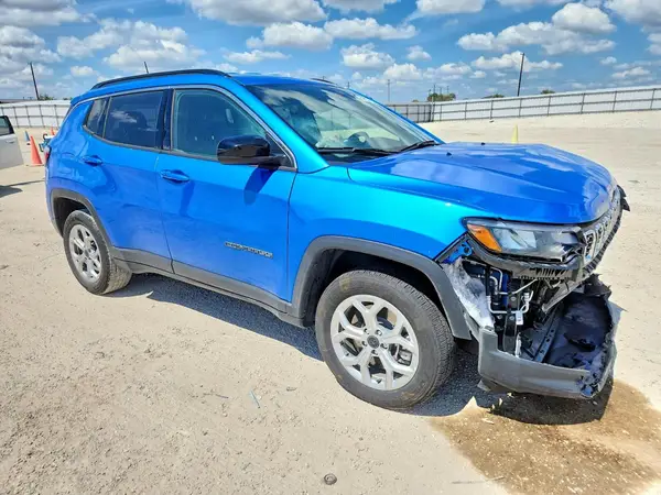 3C4NJDBN8ST586262 — 2025 Jeep Compass, фото 4 с аукциона Copart, Передняя часть