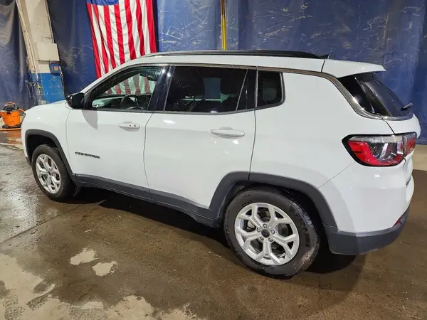3C4NJDBN4ST523353 — 2025 Jeep Compass, фото 2 с аукциона Copart 28.09.2026, Задняя часть
