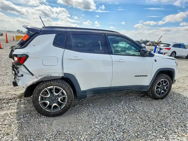 3C4NJDDN3ST520893 — 2025 Jeep Compass, фото 3 с аукциона Copart, Задняя часть