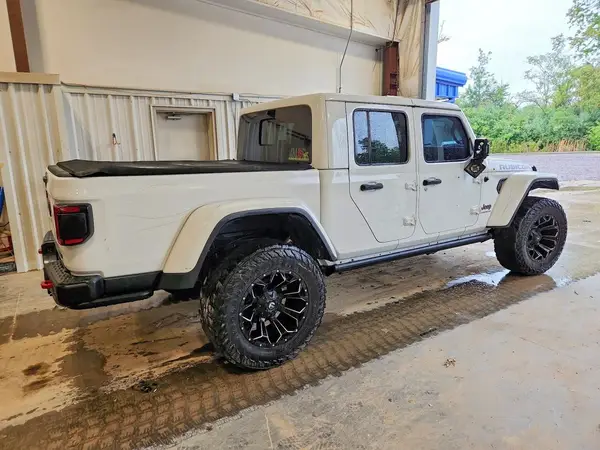 1C6JJTBG5LL113868 — 2020 Jeep Gladiator, фото 3 с аукциона Copart, Вандализм