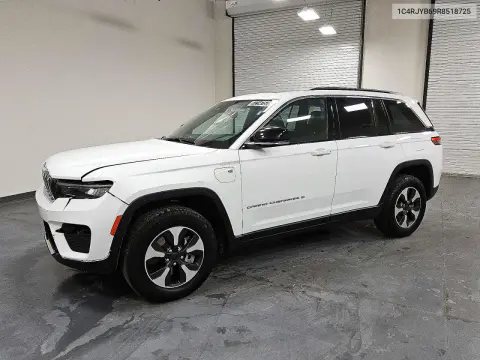 1C4RJYB69R8518725 — 2024 Jeep Grand Cherokee, Передняя часть, фото до ремонта