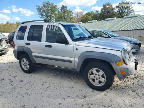 2007 Jeep Liberty Sport VIN 1J4GL48K37W621396 фото 4