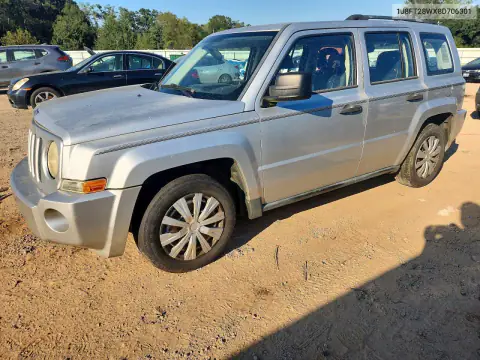 1J8FT28WX8D706301 — 2008 Jeep Liberty (Patriot), Передняя часть, фото до ремонта