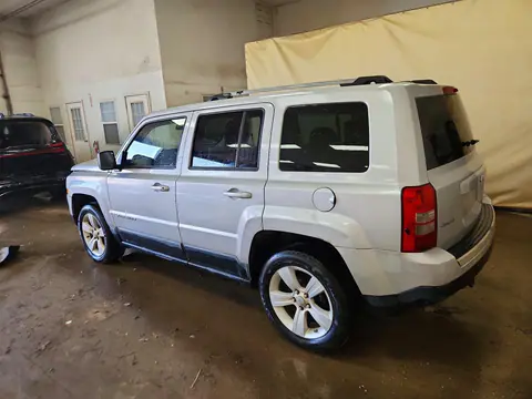 2011 Jeep Patriot Latitude VIN 1J4NF4GB9BD235411 фото 2