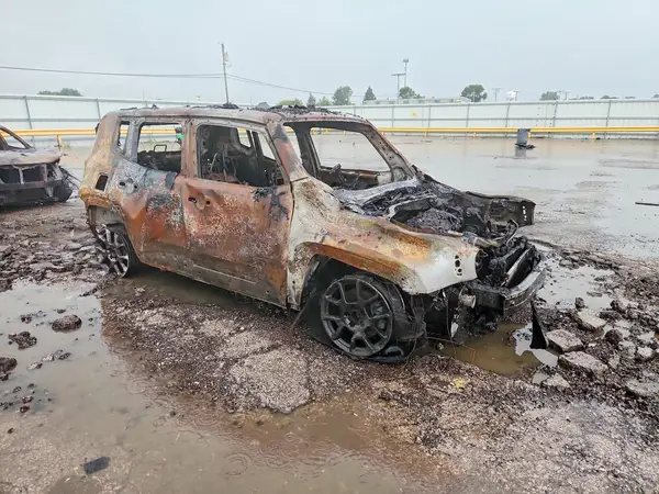 ZACNJBBB3LPL32443 — 2020 Jeep Renegade, фото 4 с аукциона Copart 05.10.2026, Пожар салона
