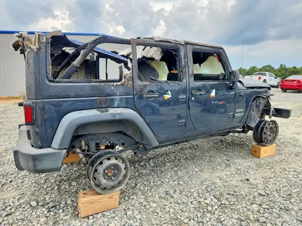 1C4BJWDG5HL691178 — 2017 Jeep Wrangler, фото 3 с аукциона Copart, Пожар