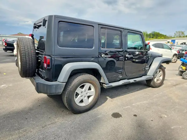 1C4BJWDG7HL535031 — 2017 Jeep Wrangler, фото 3 с аукциона Copart, Передняя часть
